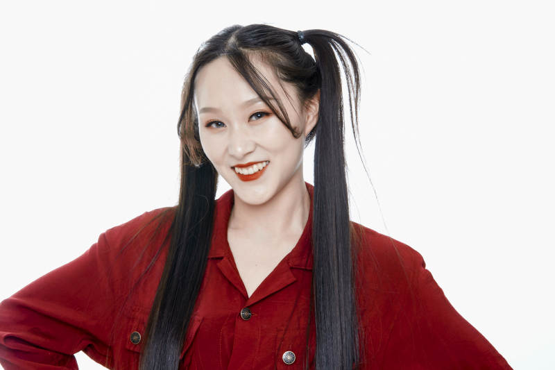 白色背景的亚洲年轻少女肖像人像图片