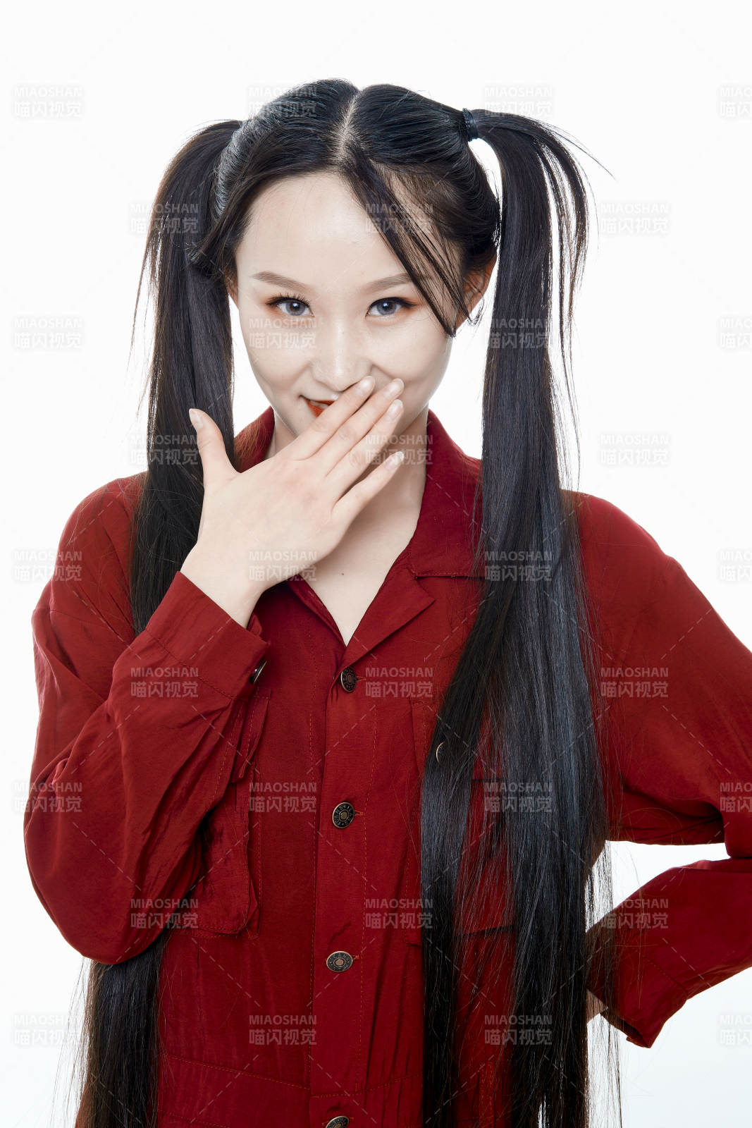 白色背景的亚洲年轻少女肖像人像图片