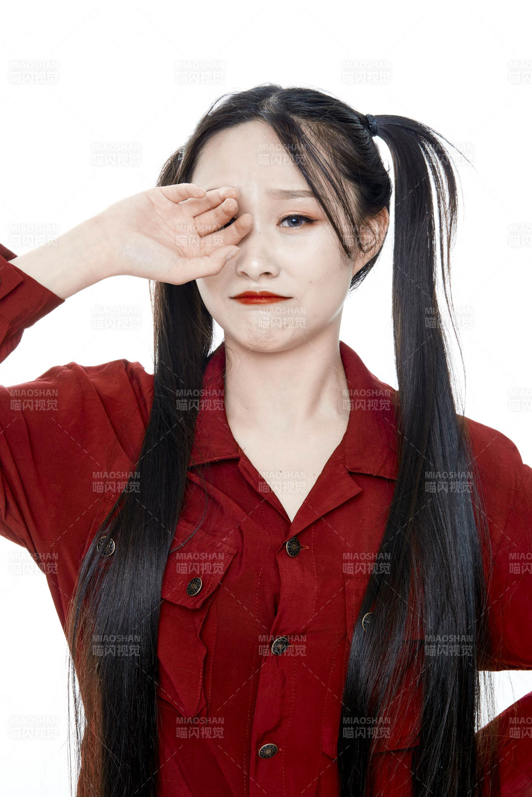 白色背景的亚洲年轻少女肖像人像图片