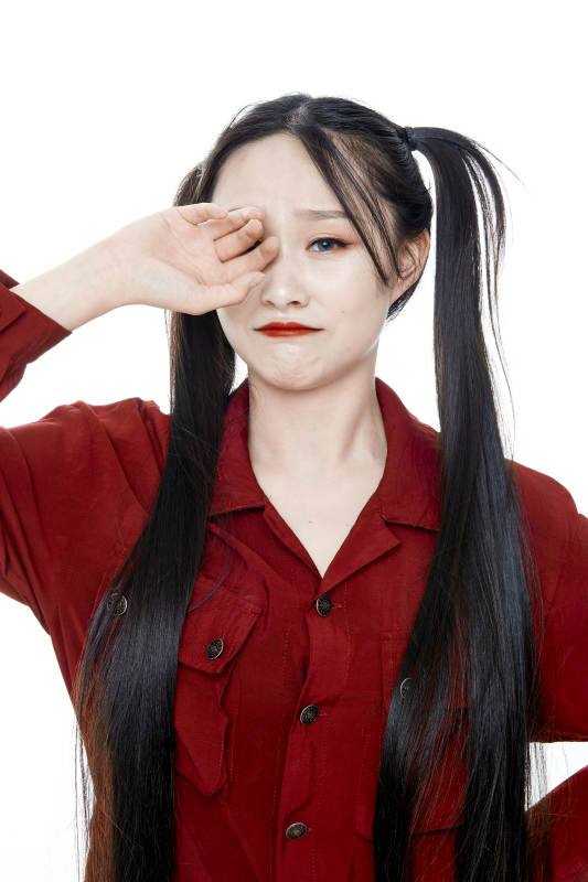 白色背景的亚洲年轻少女肖像人像图片