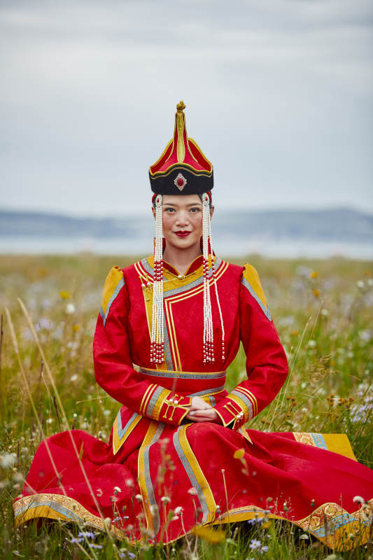 草原上身穿豪华蒙古族服饰的蒙族少女图片