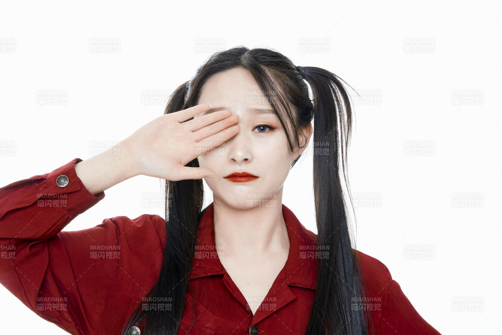 白色背景的亚洲年轻少女肖像人像图片