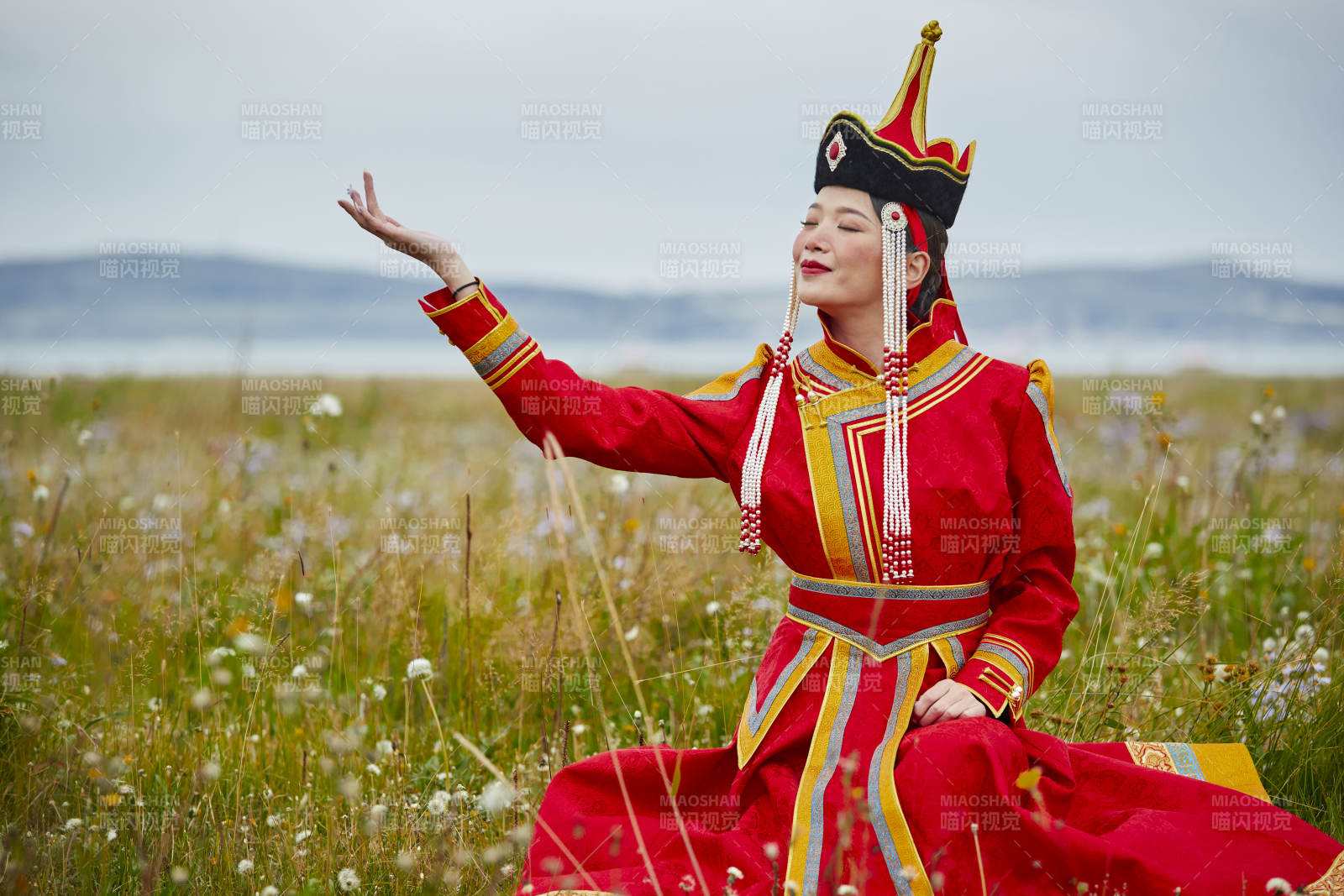 草原上身穿豪华蒙古族服饰的蒙族少女图片