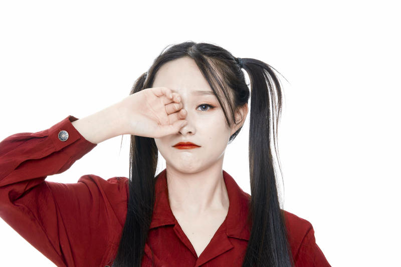 白色背景的亚洲年轻少女肖像人像图片