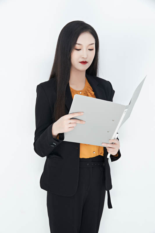 白色背景下的美丽商务女性肖像图片