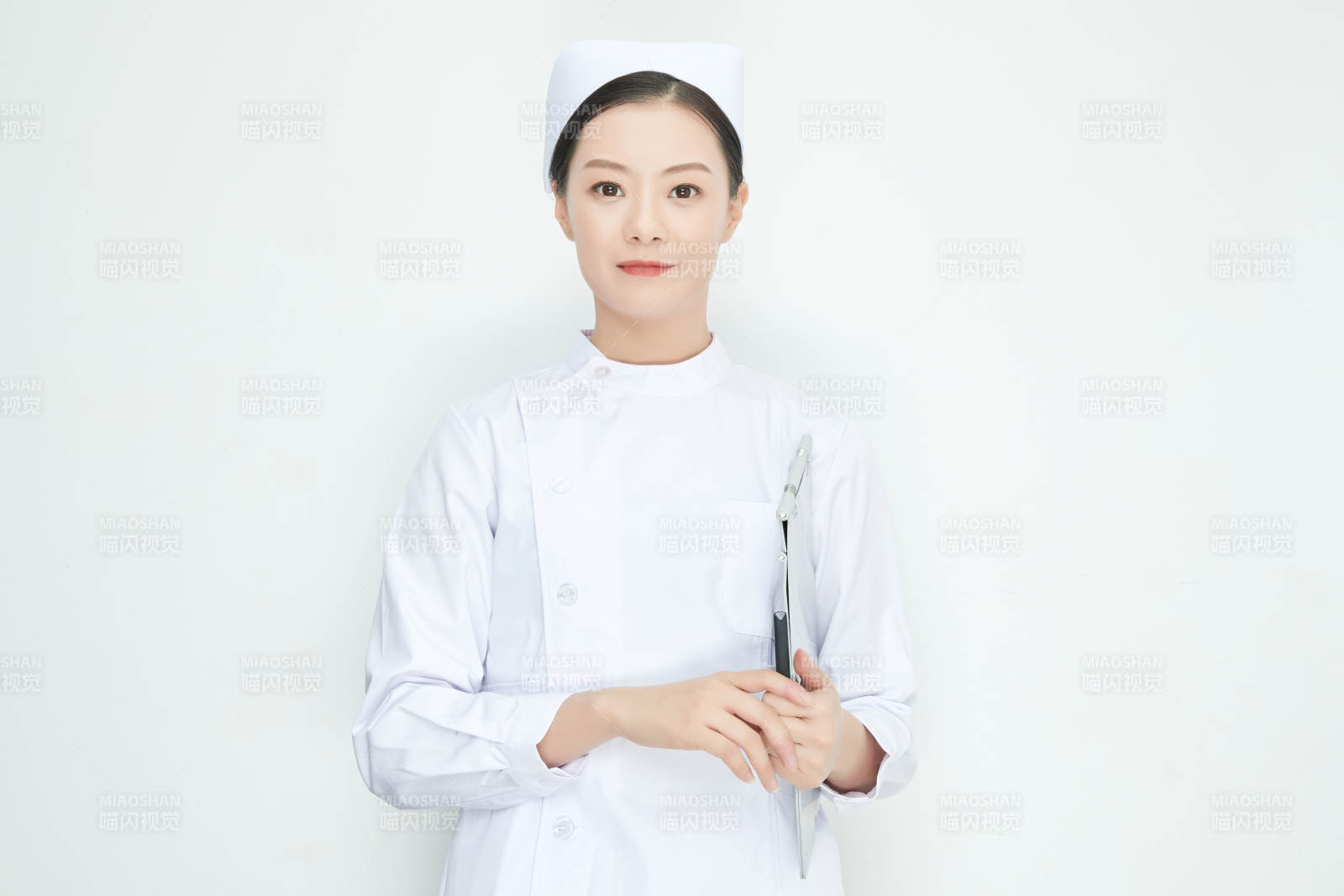 白背景里穿护士服手持病历夹的美女护士图片