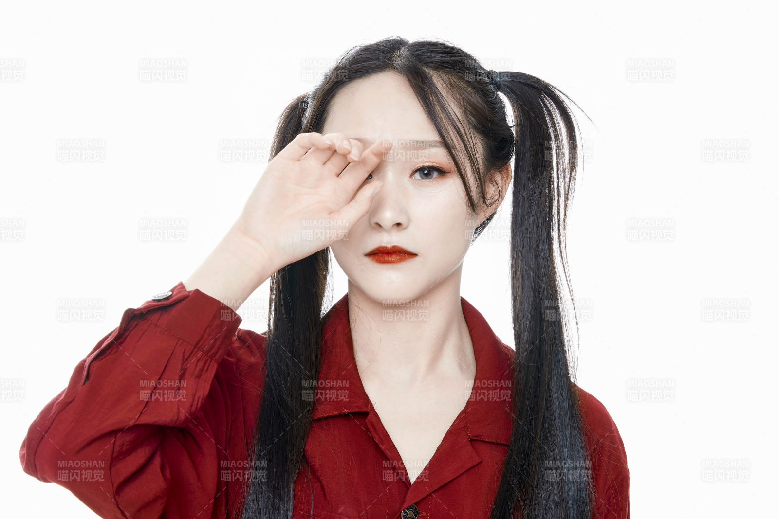 白色背景的亚洲年轻少女肖像人像图片