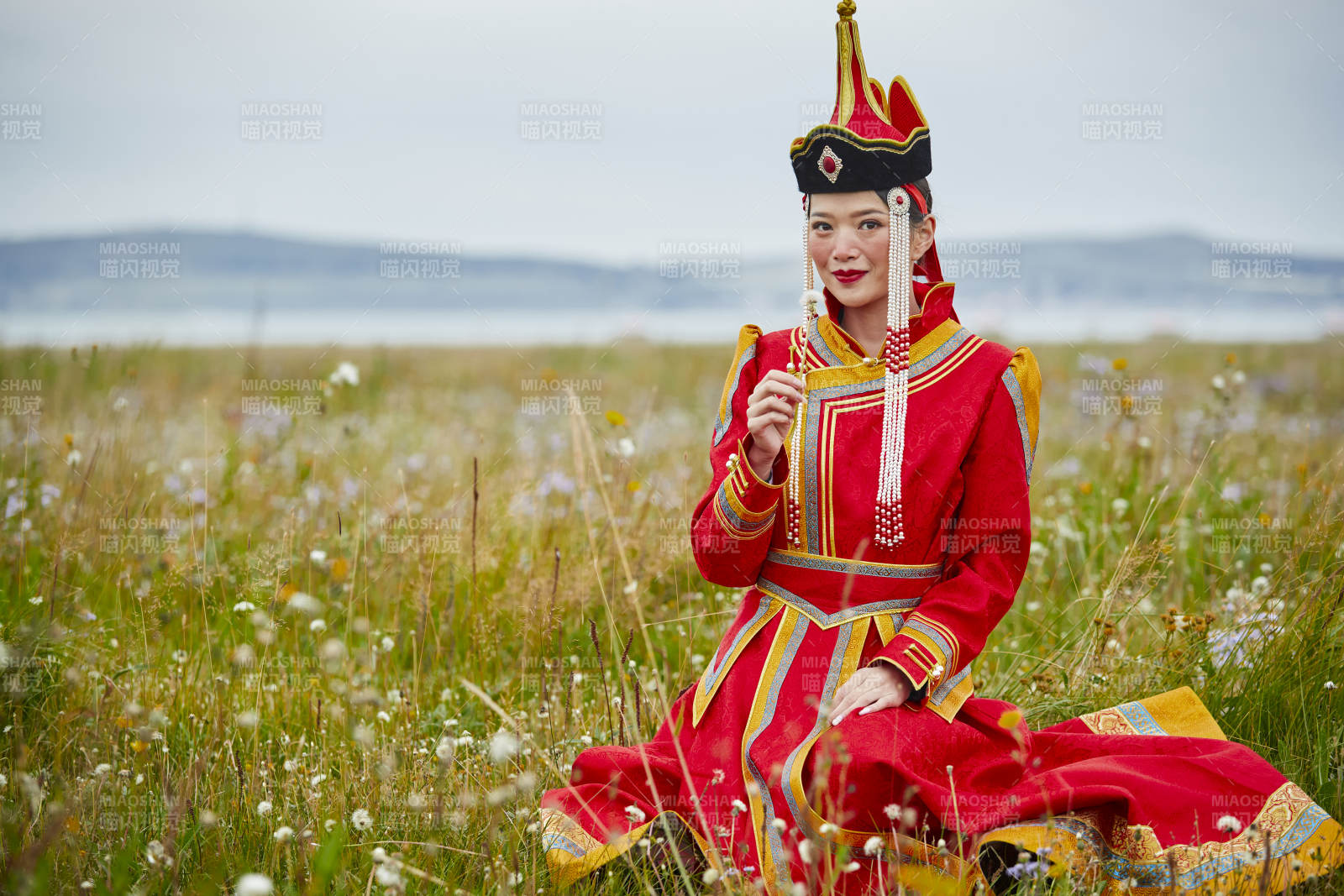 草原上身穿豪华蒙古族服饰的蒙族少女图片