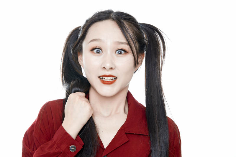 白色背景的亚洲年轻少女肖像人像图片