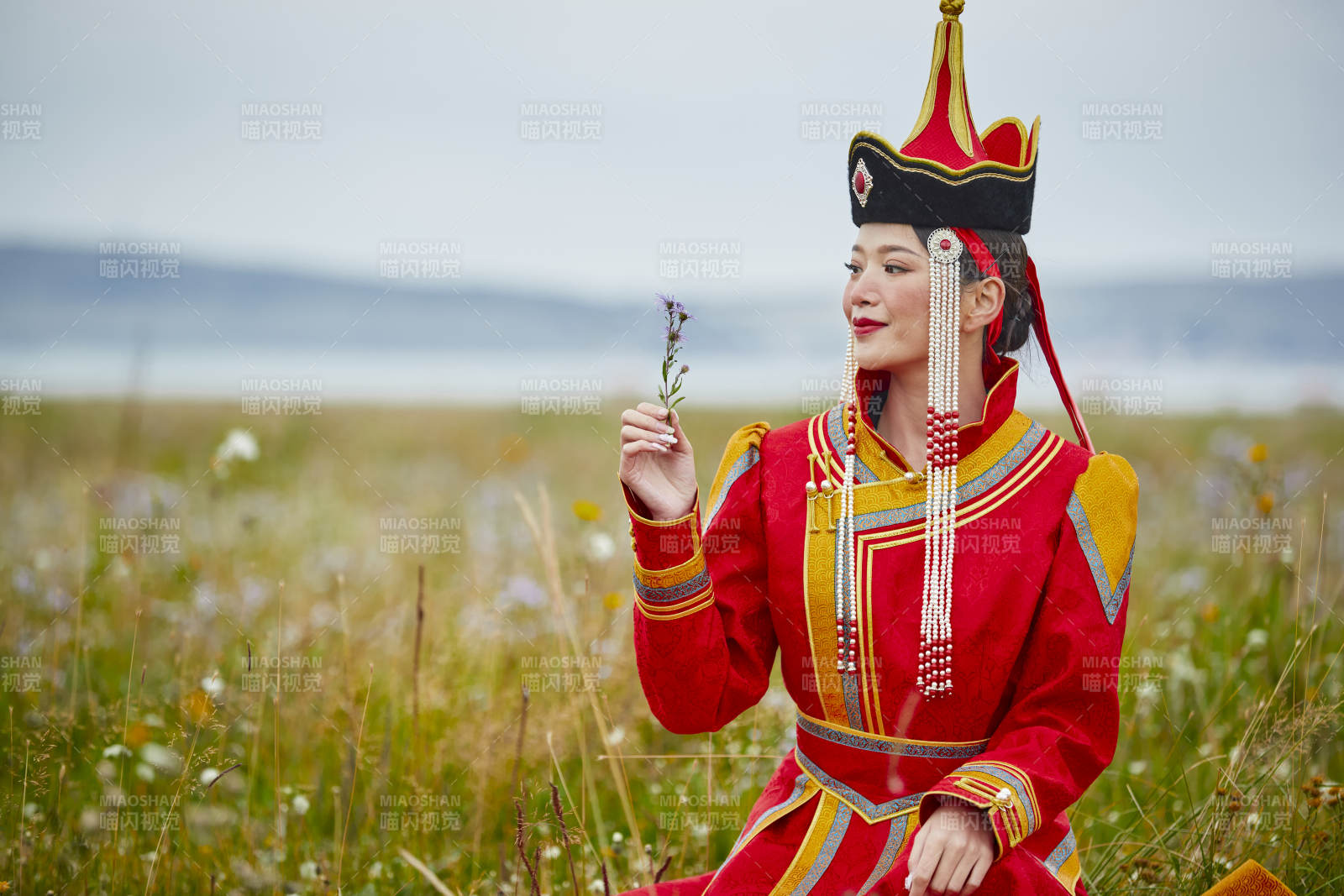 草原上身穿豪华蒙古族服饰的蒙族少女图片