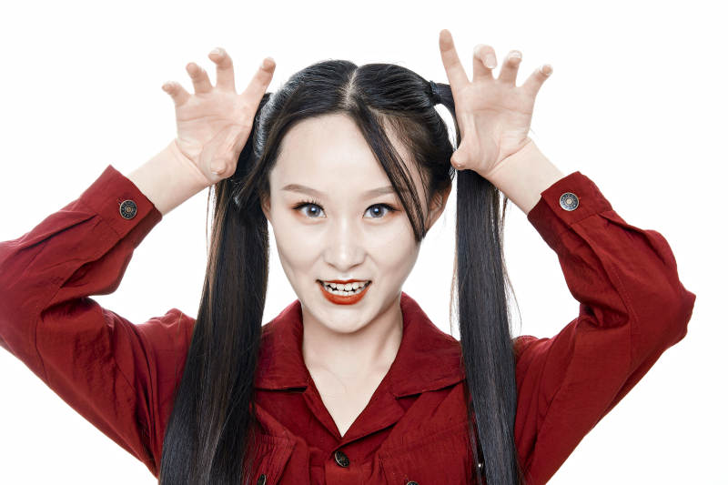 白色背景的亚洲年轻少女肖像人像图片