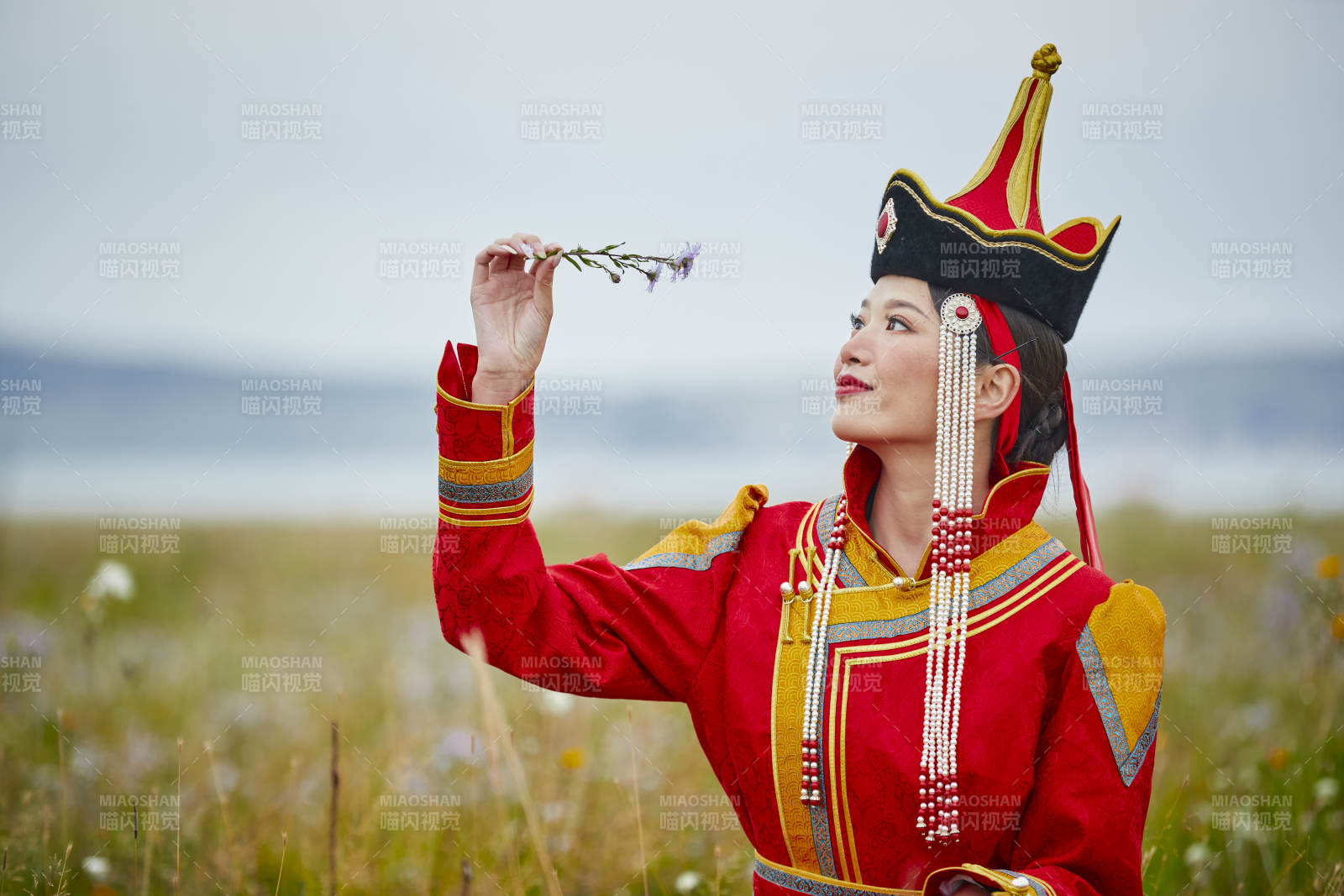 草原上身穿豪华蒙古族服饰的蒙族少女图片