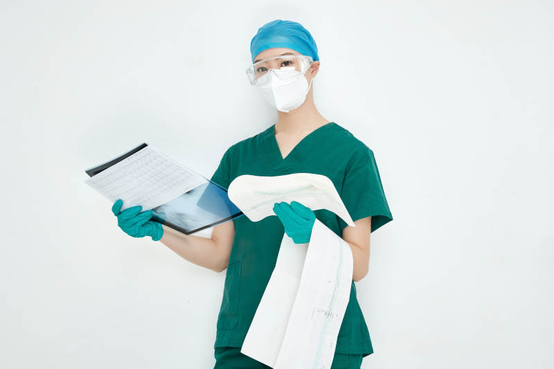 认真查看X光片的外科手术医生图片