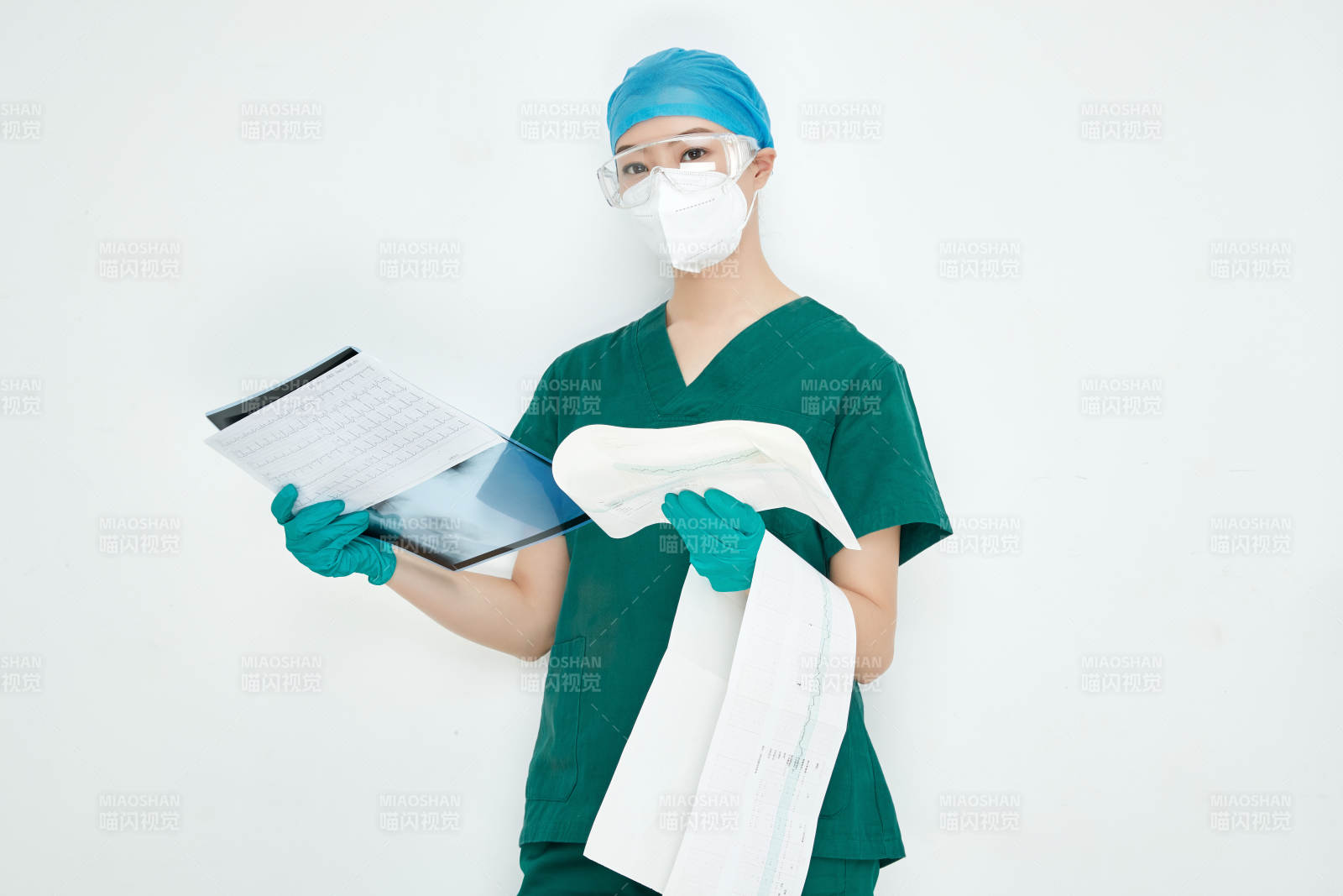 认真查看X光片的外科手术医生图片