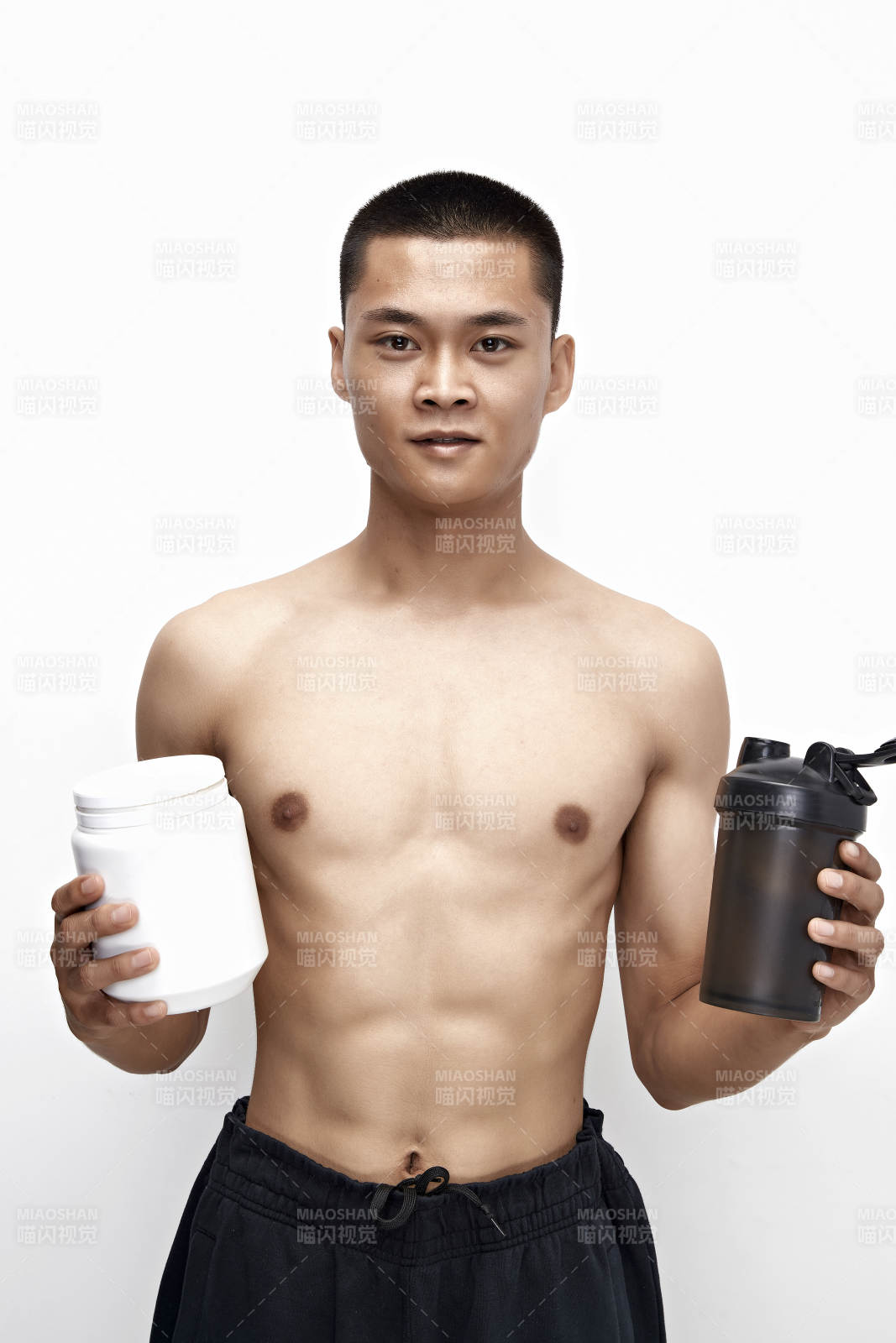 手持蛋白粉的身材匀称肌肉扎实的亚洲男性图片