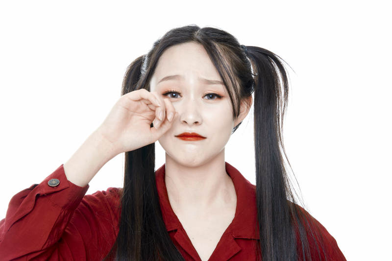 白色背景的亚洲年轻少女肖像人像图片