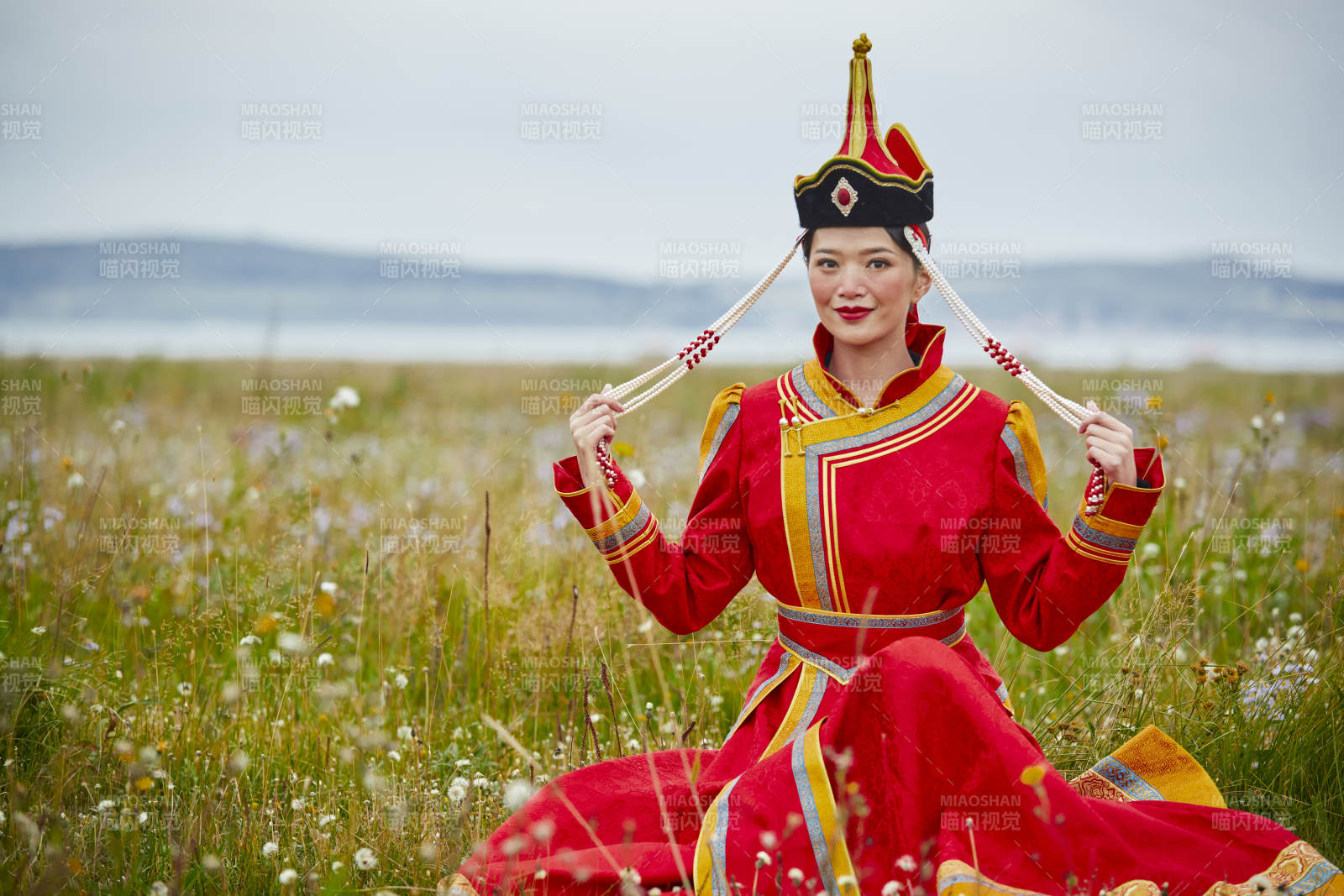 草原上身穿豪华蒙古族服饰的蒙族少女图片
