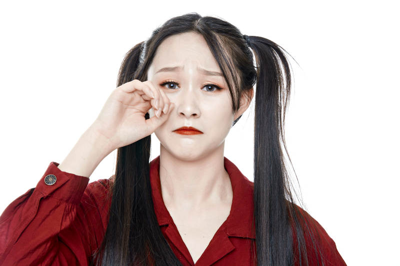 白色背景的亚洲年轻少女肖像人像图片