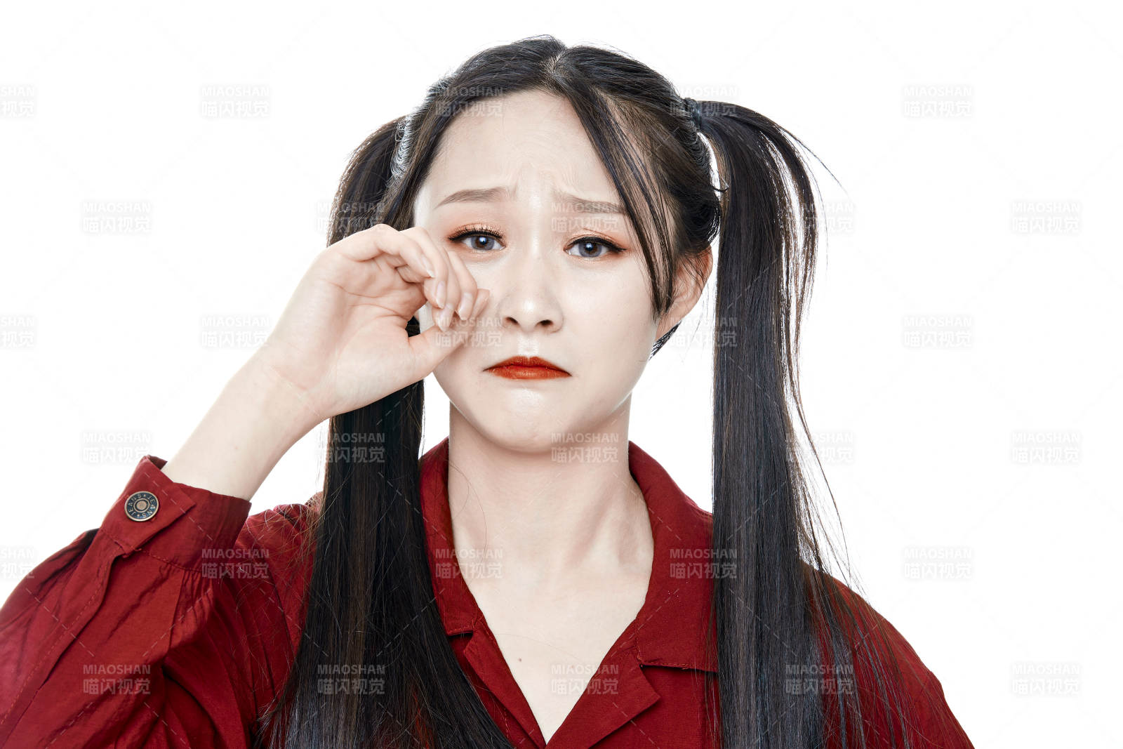 白色背景的亚洲年轻少女肖像人像图片