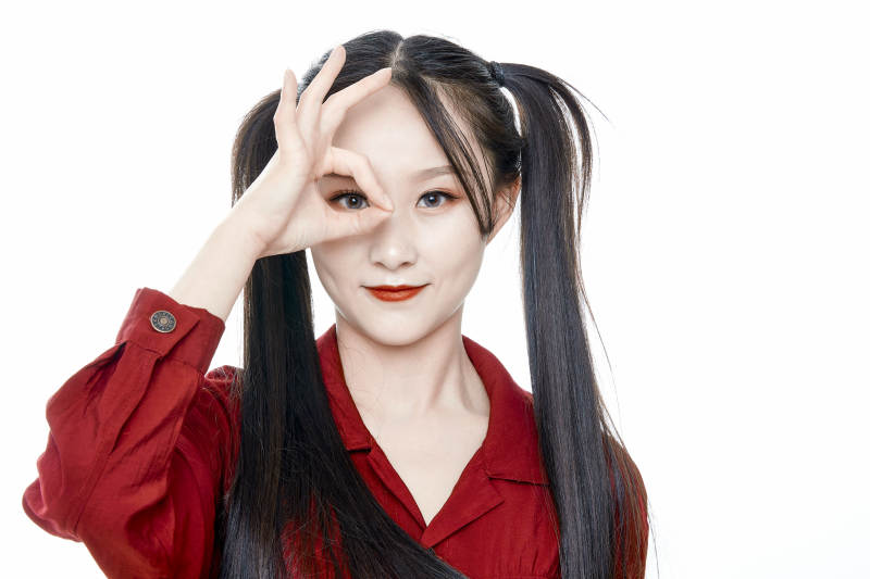 白色背景的亚洲年轻少女肖像人像图片