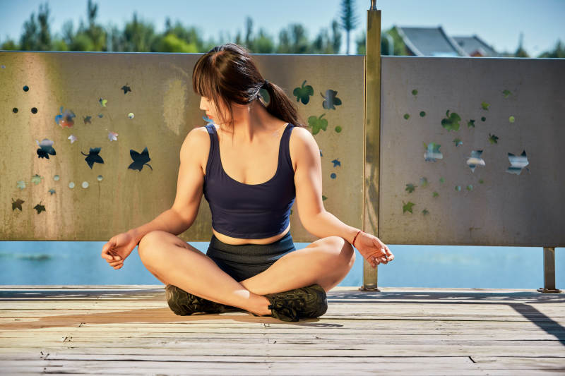 户外河畔公园做拉伸有氧运动的亚洲女性图片