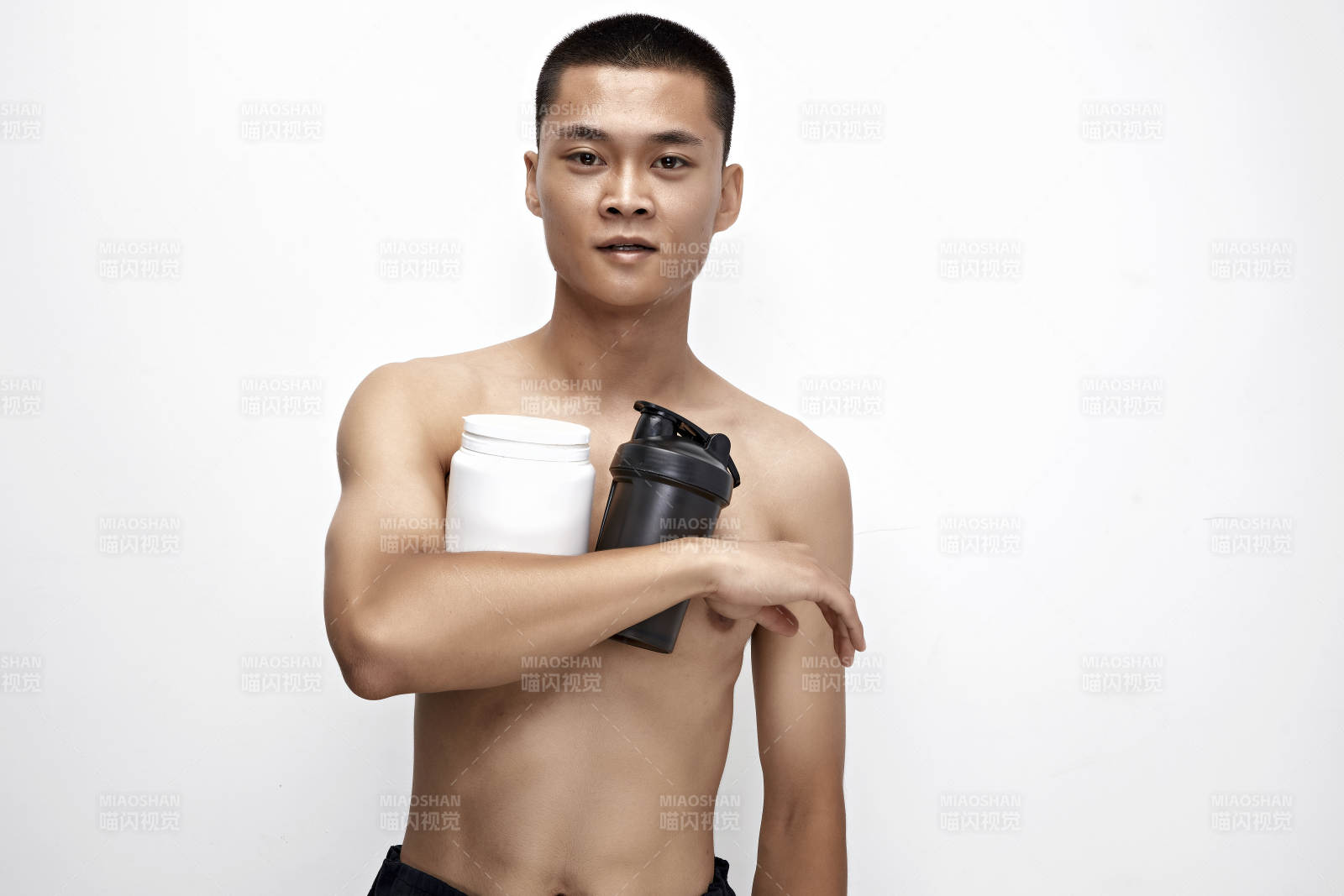 手持蛋白粉的身材匀称肌肉扎实的亚洲男性图片