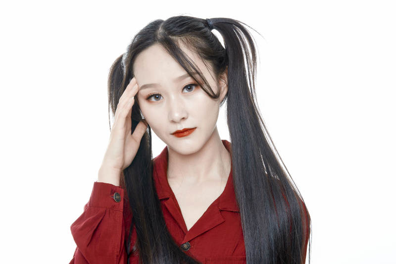 白色背景的亚洲年轻少女肖像人像图片