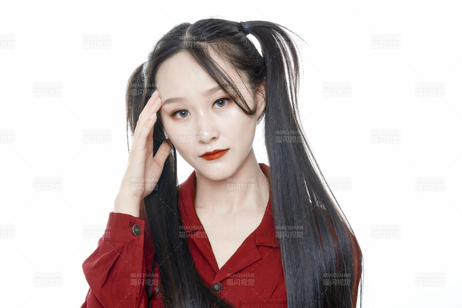 白色背景的亚洲年轻少女肖像人像图片