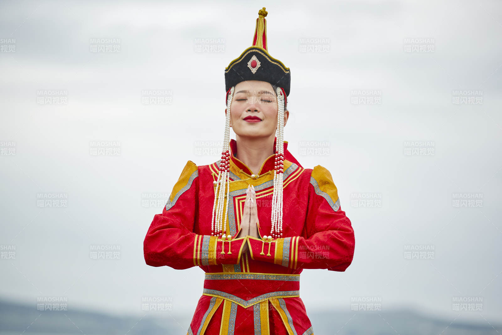 草原上身穿豪华蒙古族服饰的蒙族少女图片