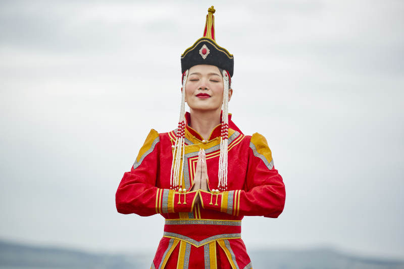 草原上身穿豪华蒙古族服饰的蒙族少女图片