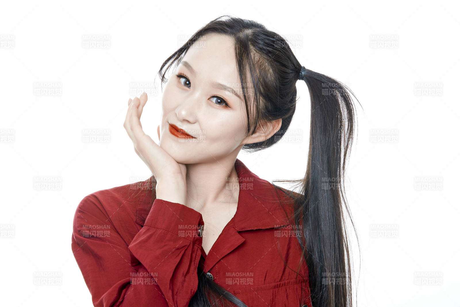 白色背景的亚洲年轻少女肖像人像图片