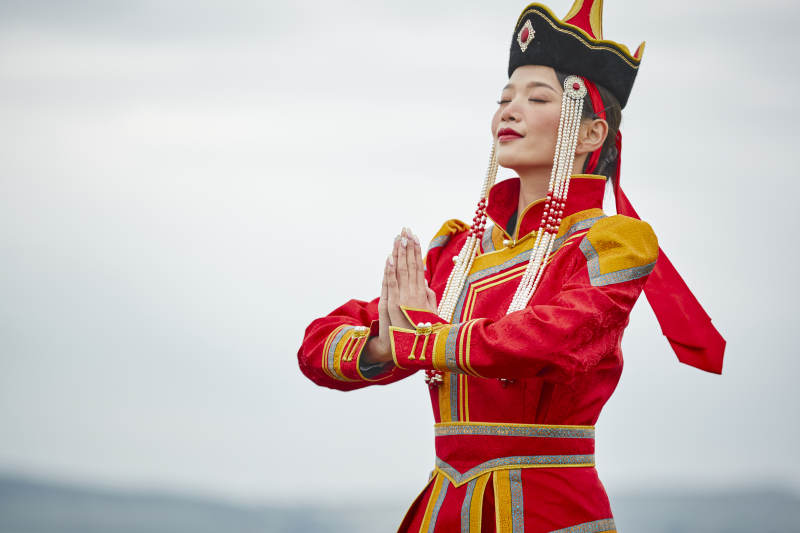 草原上身穿豪华蒙古族服饰的蒙族少女图片