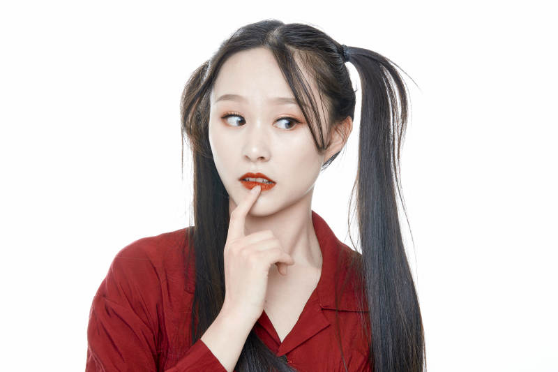 白色背景的亚洲年轻少女肖像人像图片