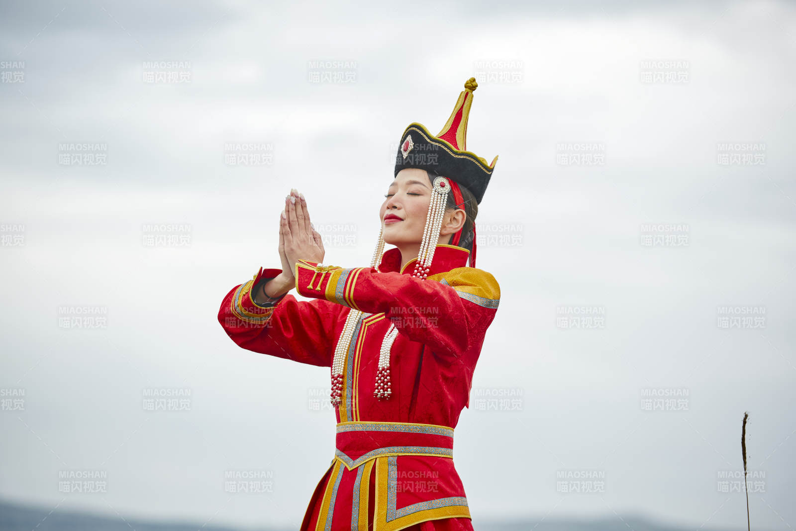 草原上身穿豪华蒙古族服饰的蒙族少女图片