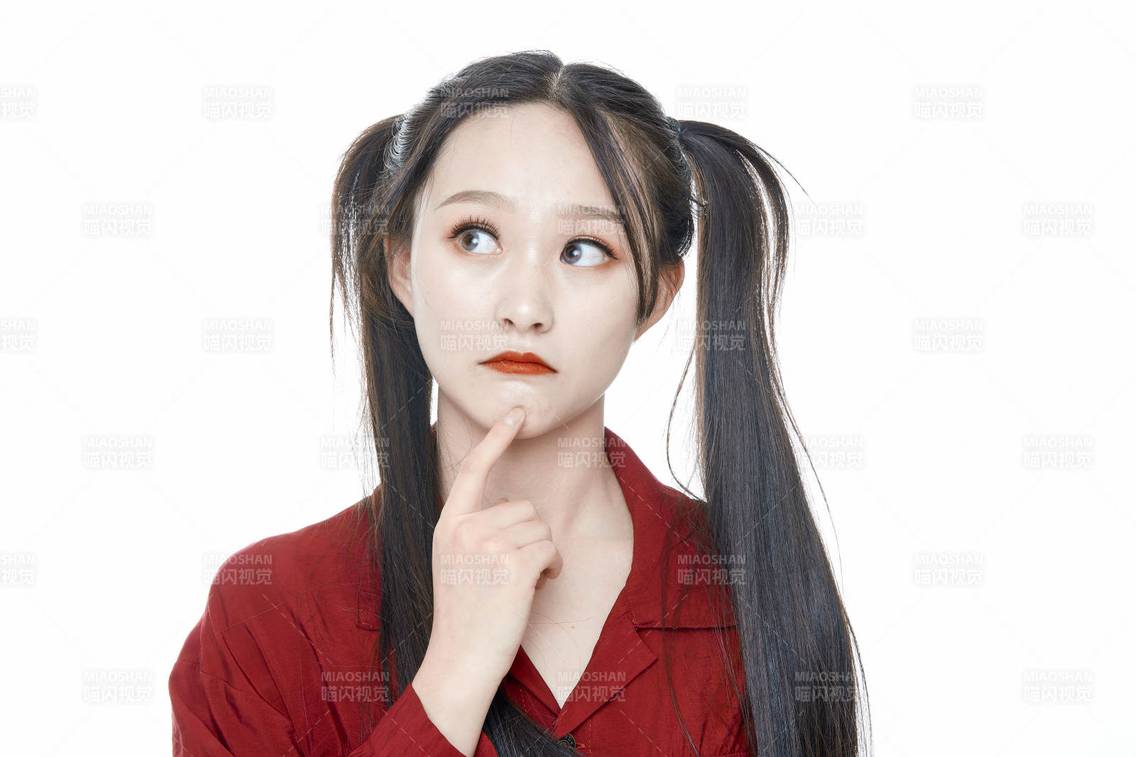 白色背景的亚洲年轻少女肖像人像图片