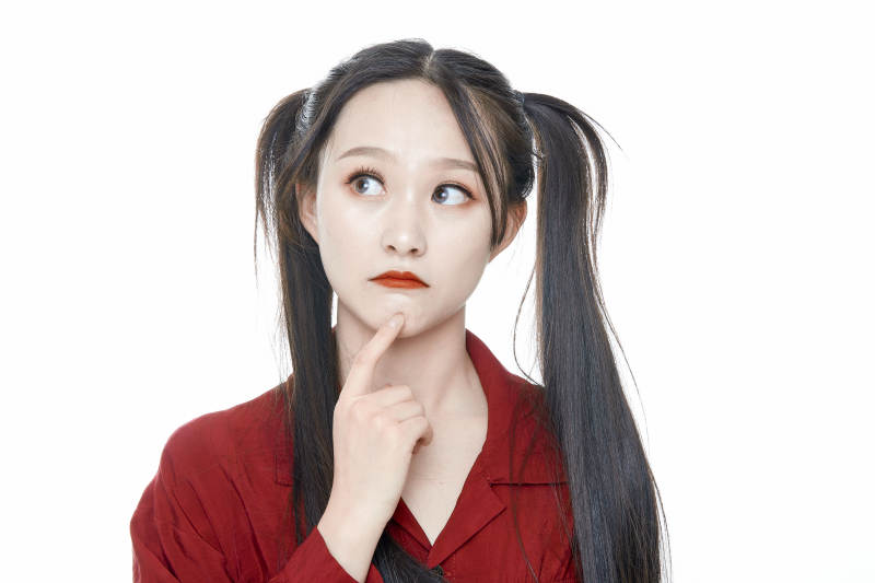 白色背景的亚洲年轻少女肖像人像图片