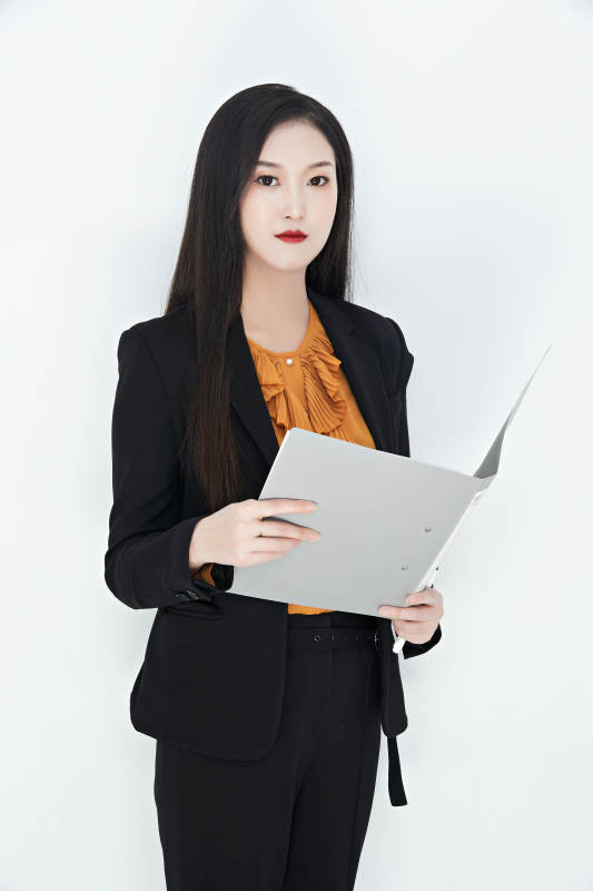 白色背景下的美丽商务女性肖像图片