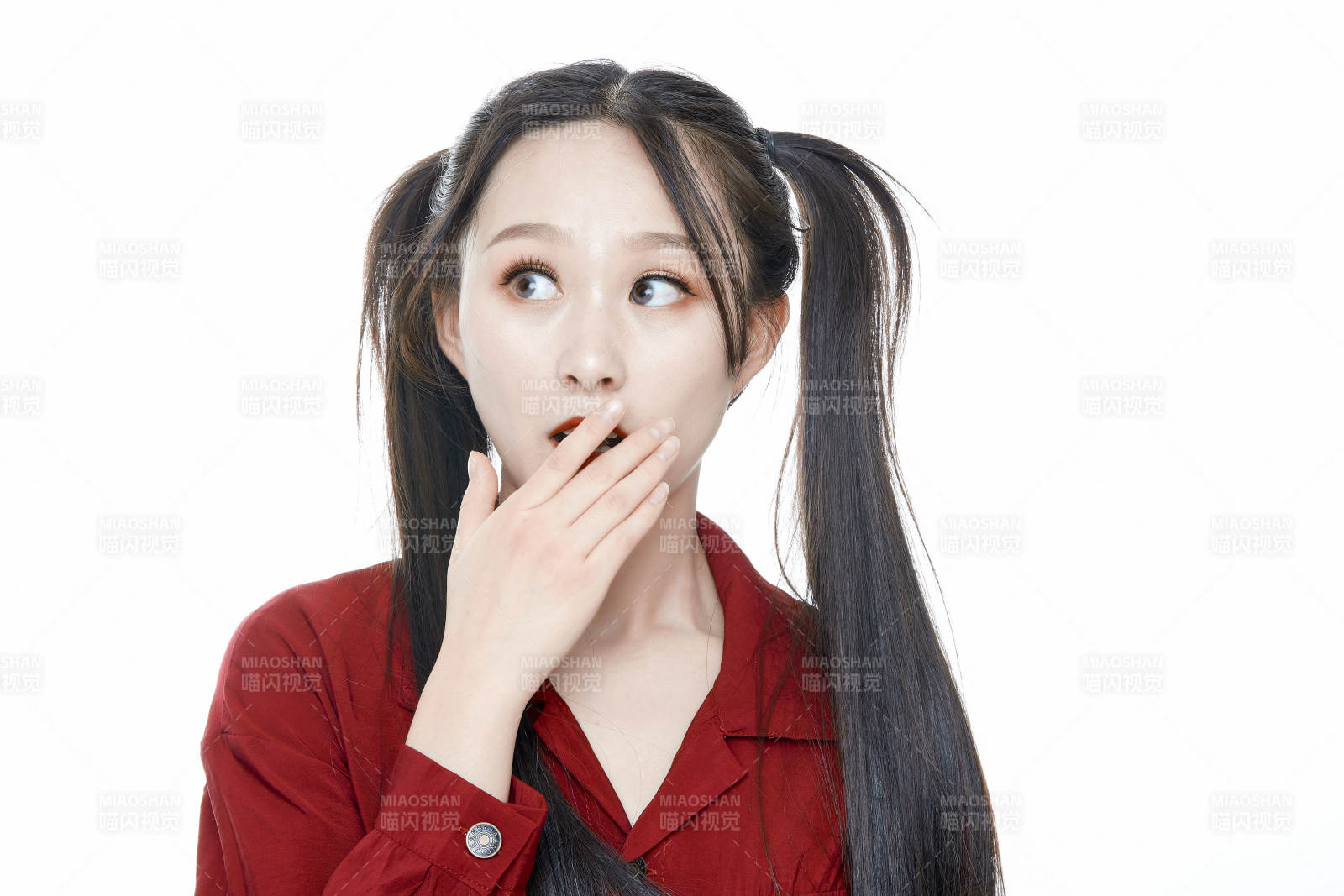 白色背景的亚洲年轻少女肖像人像图片