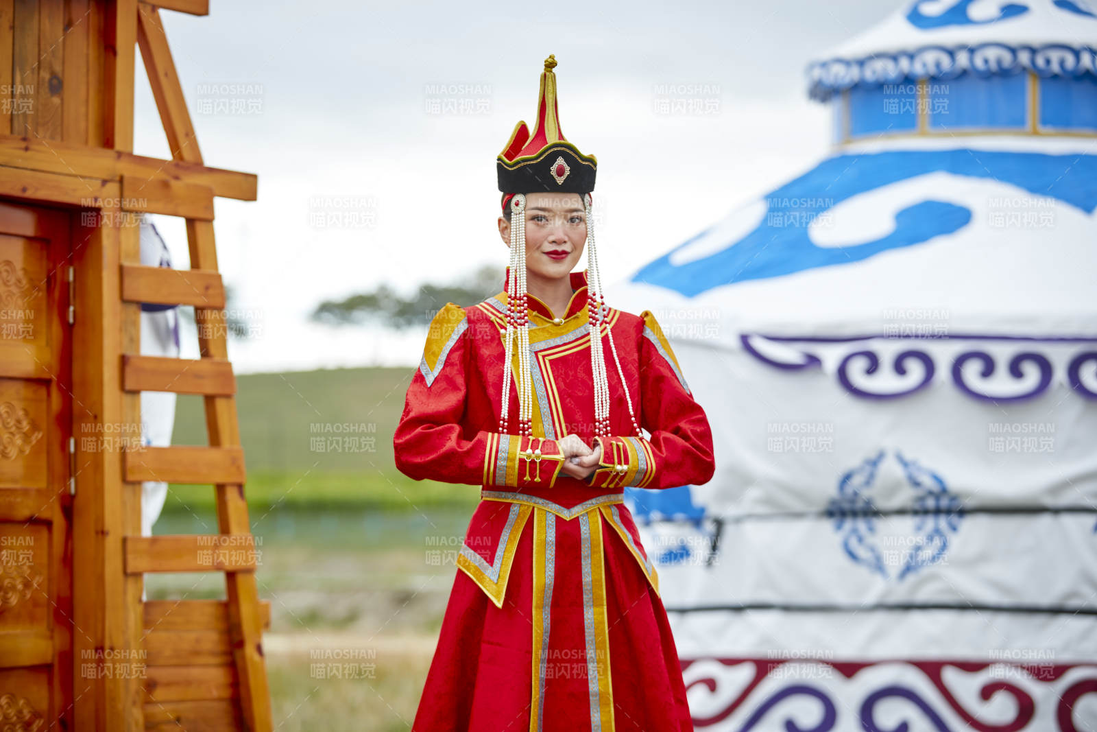 草原上身穿豪华蒙古族服饰的蒙族少女图片
