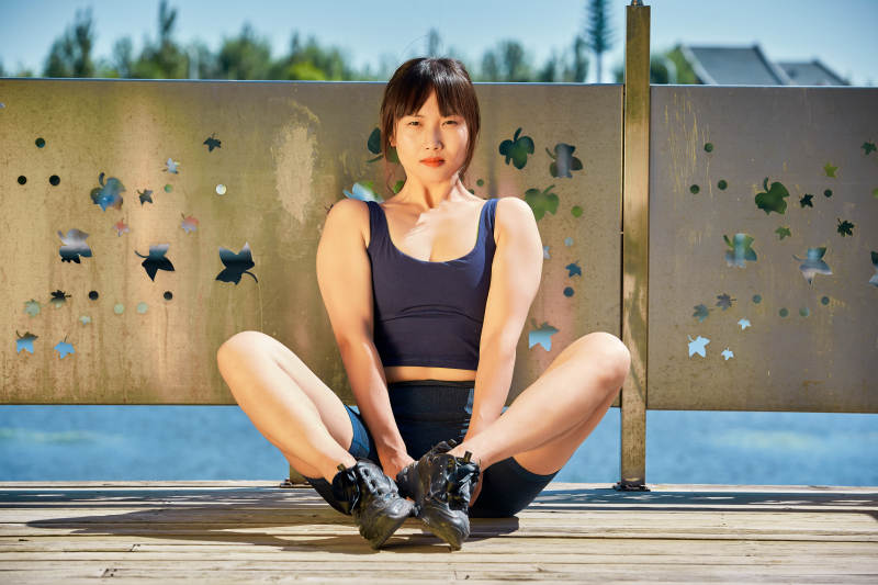 户外河畔公园做拉伸有氧运动的亚洲女性图片