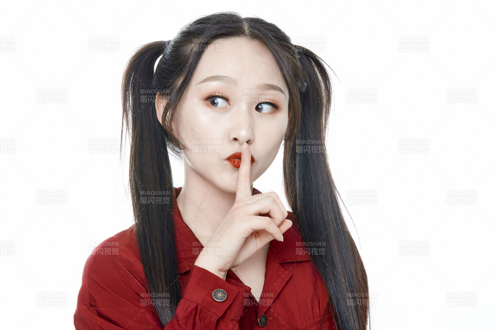 白色背景的亚洲年轻少女肖像人像图片