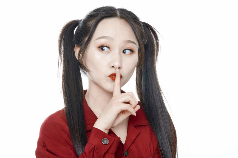 白色背景的亚洲年轻少女肖像人像图片