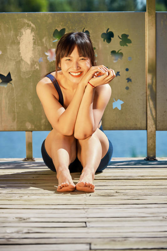 户外河畔公园做拉伸有氧运动的亚洲女性图片