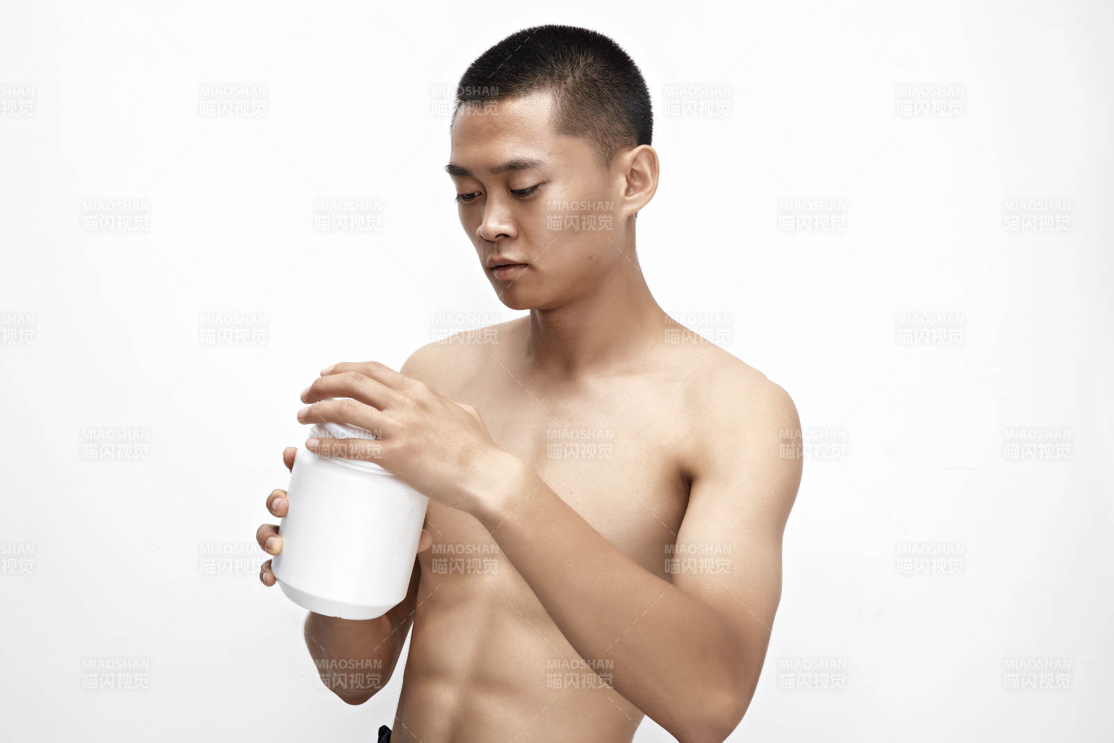 手持蛋白粉的身材匀称肌肉扎实的亚洲男性图片