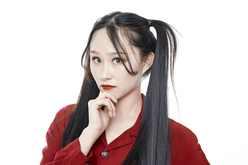 白色背景的亚洲年轻少女肖像人像图片