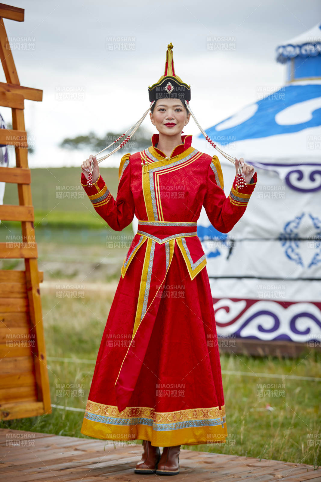 草原上身穿豪华蒙古族服饰的蒙族少女图片