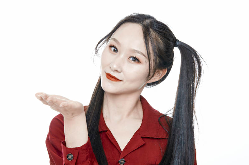 白色背景的亚洲年轻少女肖像人像图片