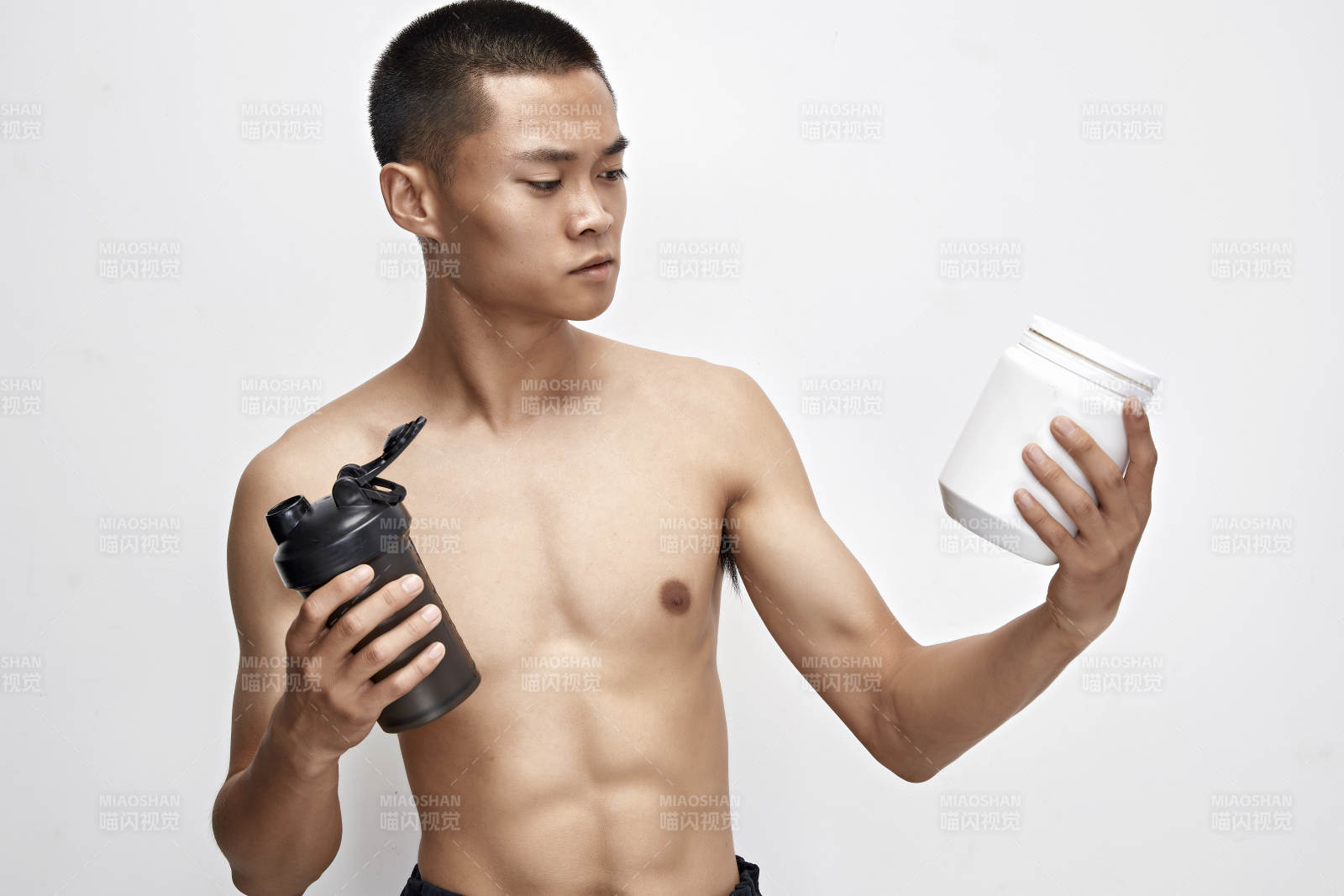 手持蛋白粉的身材匀称肌肉扎实的亚洲男性图片