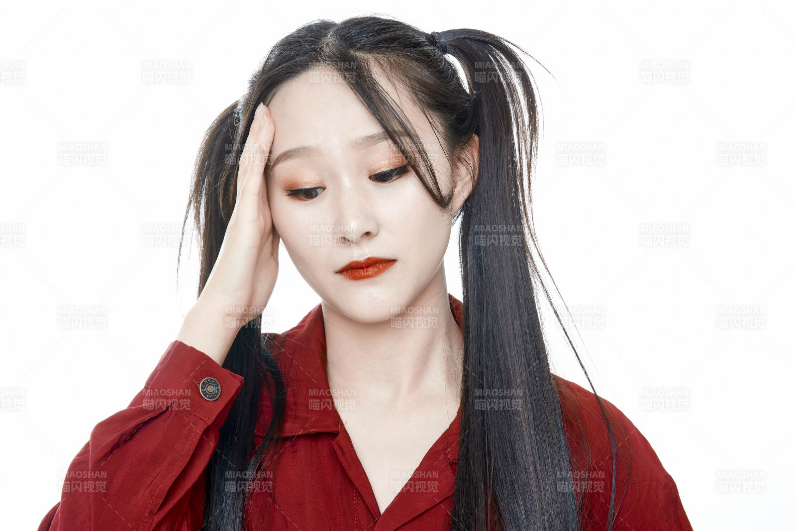 白色背景的亚洲年轻少女肖像人像图片