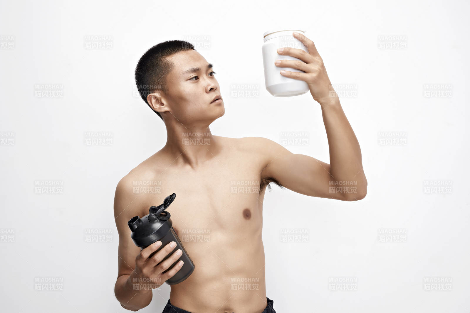 手持蛋白粉的身材匀称肌肉扎实的亚洲男性图片